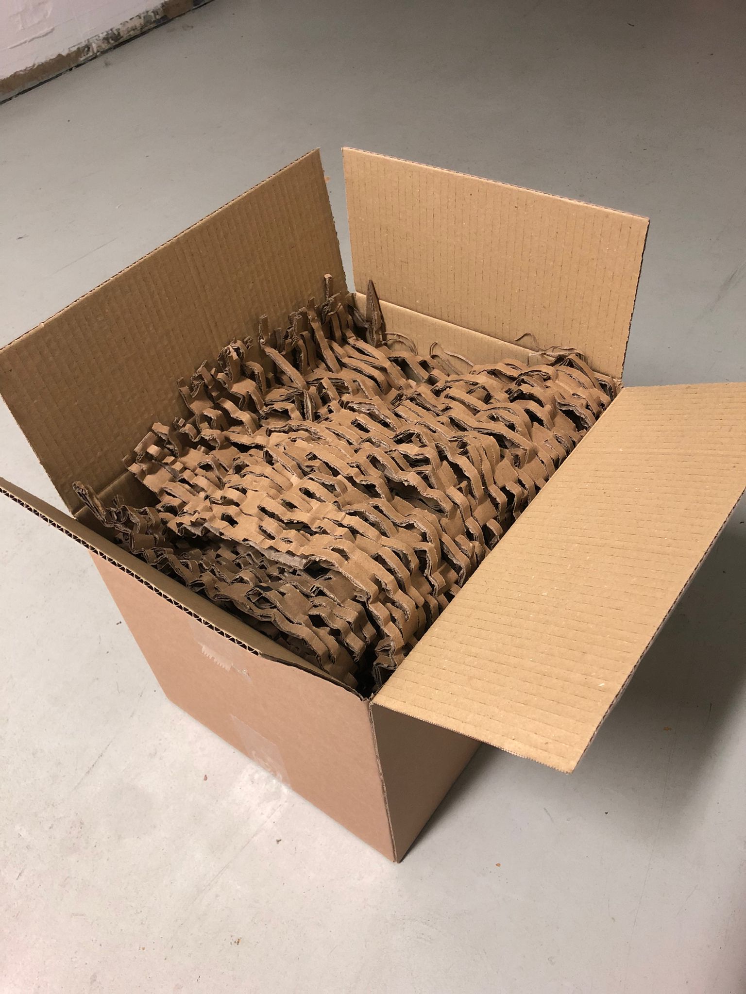 Verpackungsmaterial, Füllmaterial aus Wellpappe, Polstermatte aus Pappe